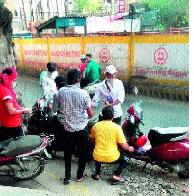 Open sale of liquor on the streets in Nagpur! | नागपुरात रस्त्यावर खुलेआम दारूची विक्री !