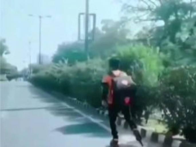 Neither bicycle nor bike Swiggy Boy fought for food delivery | ना सायकल ना बाईक, स्विगी बॉयने फुड डिलिव्हरी करण्यासाठी लढवली नामी शक्कल Neither bicycle nor bike Swiggy Boy fought for food delivery | ना सायकल ना बाईक, स्विगी बॉयने फुड डिलिव्हरी करण्यासाठी लढवली नामी शक्कल