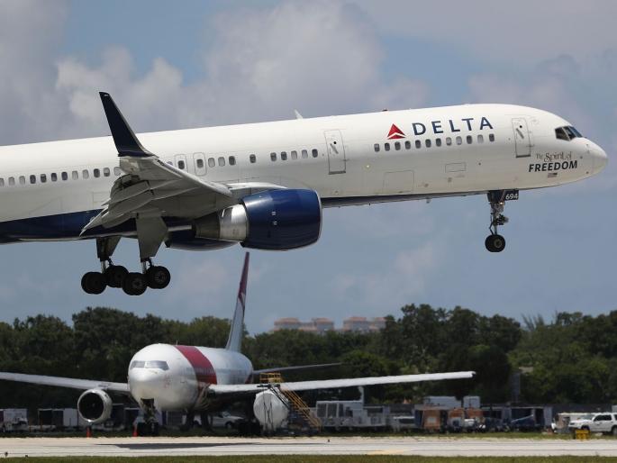 passengers comes out from moving plane heading towards new york | चालत्या विमानाचा दरवाजा उघडून अचानक उतरले दोन प्रवासी; अन्.... passengers comes out from moving plane heading towards new york | चालत्या विमानाचा दरवाजा उघडून अचानक उतरले दोन प्रवासी; अन्....