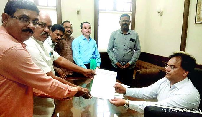 Due to the delay in the administration of ZP, the questions of the teachers are dusty | जि.प. प्रशासनाच्या दिरंगाईमुळे शिक्षकांचे प्रश्न धूळ खात