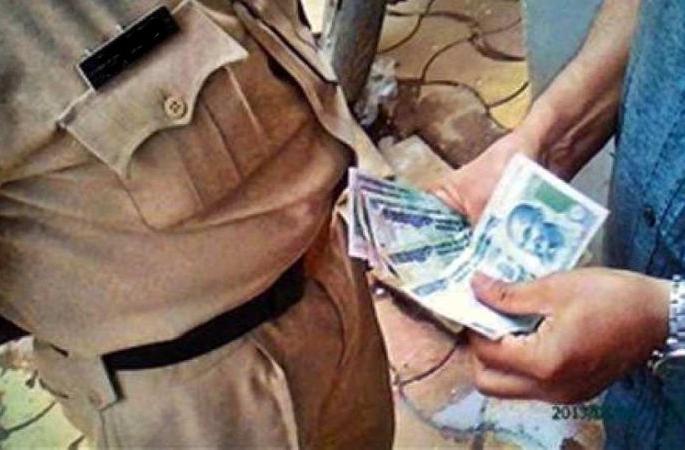 Policeman arrested for demanding Rs 8,000 bribe | आठ हजार रुपयांची लाच मागणारा पोलीस कर्मचारी जेरबंद Policeman arrested for demanding Rs 8,000 bribe | आठ हजार रुपयांची लाच मागणारा पोलीस कर्मचारी जेरबंद