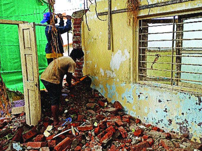 Dangerous dispensary in Kachora is under construction | कचोरेतील धोकादायक दवाखान्याचे पाडकाम सुरू Dangerous dispensary in Kachora is under construction | कचोरेतील धोकादायक दवाखान्याचे पाडकाम सुरू