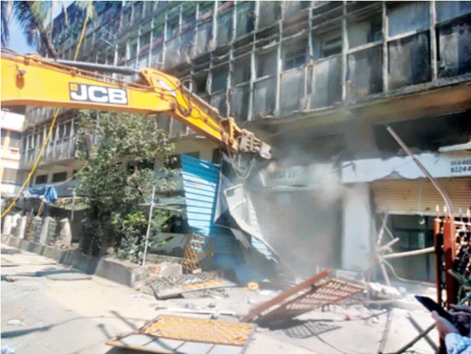 KDMC's hammer on dangerous building | धोकादायक इमारतीवर केडीएमसीचा हातोडा KDMC's hammer on dangerous building | धोकादायक इमारतीवर केडीएमसीचा हातोडा