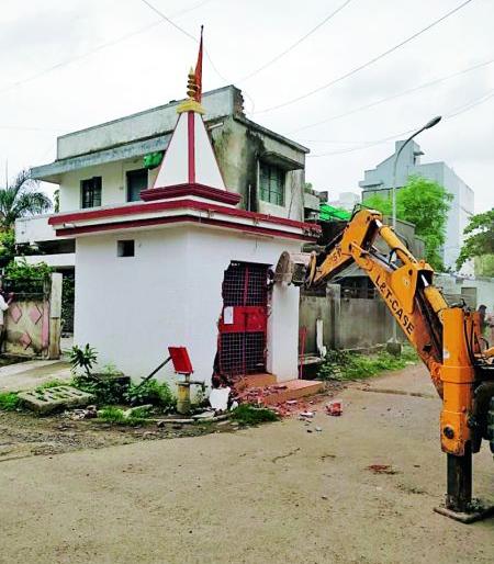 Hammered on unauthorized religious places in West Nagpur | पश्चिम नागपुरातील अनधिकृत धार्मिक स्थळांवर हातोडा Hammered on unauthorized religious places in West Nagpur | पश्चिम नागपुरातील अनधिकृत धार्मिक स्थळांवर हातोडा