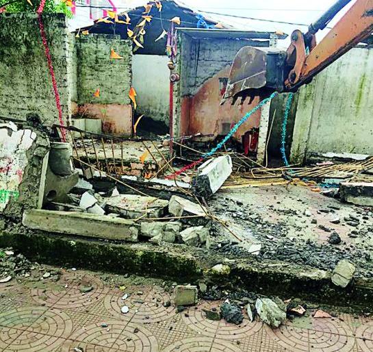 25 unauthorized religious places in Nagpur were removed | नागपुरातील २५ अनधिकृत धार्मिक स्थळे हटविली 25 unauthorized religious places in Nagpur were removed | नागपुरातील २५ अनधिकृत धार्मिक स्थळे हटविली