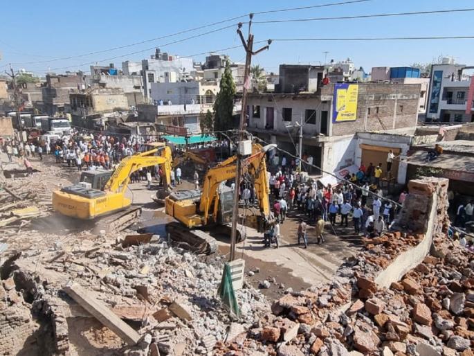 Finally, Aurangabad-Jalgaon road will breathe freely; demolution begins in Hersul, traffic will be closed for 4 days | अखेर जळगाव रोड घेणार मोकळा श्वास; हर्सूलमध्ये पाडापाडी सुरु, वाहतूक ४ दिवस बंद राहणार Finally, Aurangabad-Jalgaon road will breathe freely; demolution begins in Hersul, traffic will be closed for 4 days | अखेर जळगाव रोड घेणार मोकळा श्वास; हर्सूलमध्ये पाडापाडी सुरु, वाहतूक ४ दिवस बंद राहणार