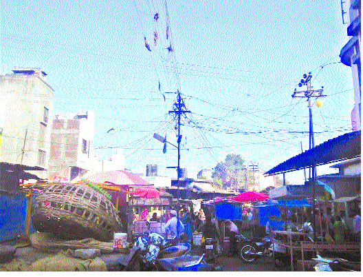 Hanging on the head 'Kal': The condition of the road under the bone | डोक्यावर लटकतोय ‘काळ’ : कºहाडात अंतर्गत रस्त्यावरील स्थिती Hanging on the head 'Kal': The condition of the road under the bone | डोक्यावर लटकतोय ‘काळ’ : कºहाडात अंतर्गत रस्त्यावरील स्थिती