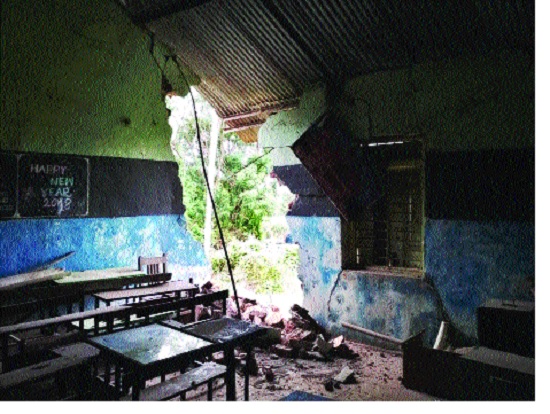 Who owns this school now? Still, children are learning this unfortunate situation ... | आता ही शाळा कोणाच्या मालकीची ? तरीही या पडक्या अवस्थेत शिकताहेत मुले... Who owns this school now? Still, children are learning this unfortunate situation ... | आता ही शाळा कोणाच्या मालकीची ? तरीही या पडक्या अवस्थेत शिकताहेत मुले...