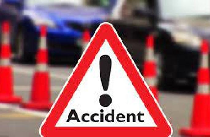 Mini Tempo crash leaves one dead and four injured | चालकाचे नियंत्रण सुटल्याने मिनी टेम्पो उलटला; एक ठार, चार गंभीर जखमी Mini Tempo crash leaves one dead and four injured | चालकाचे नियंत्रण सुटल्याने मिनी टेम्पो उलटला; एक ठार, चार गंभीर जखमी
