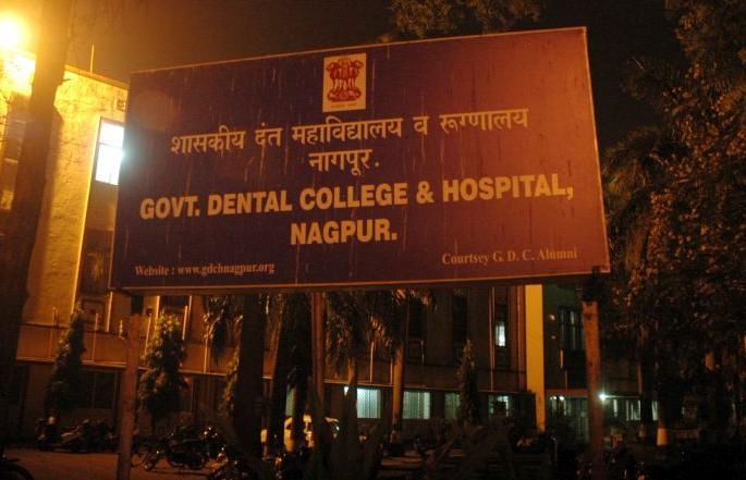 Laughs at the face of non-toothless people | दात नसलेल्यांच्याही चेहऱ्यावर फुलत आहे हसू