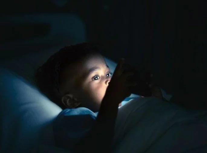 Careful...! Children's teeth are broken due to smartphone use; 9 children admitted to AIIMS | सावधान...! स्मार्टफोनच्या वापरामुळे मुलांचे दात तुटले; 9 मुले एम्समध्ये दाखल Careful...! Children's teeth are broken due to smartphone use; 9 children admitted to AIIMS | सावधान...! स्मार्टफोनच्या वापरामुळे मुलांचे दात तुटले; 9 मुले एम्समध्ये दाखल