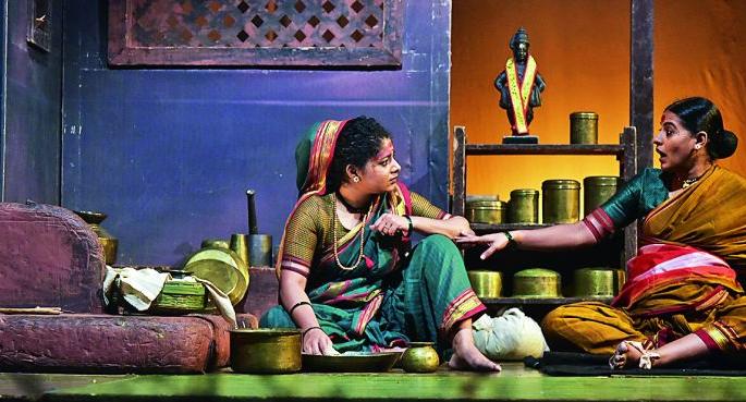 Tukarama's unflinching and emotional dialogue deepened spectators | तुकारामाचे अभंग अन् भावगर्भित तरल संवादाने नाट्यरसिक गहिवरले Tukarama's unflinching and emotional dialogue deepened spectators | तुकारामाचे अभंग अन् भावगर्भित तरल संवादाने नाट्यरसिक गहिवरले