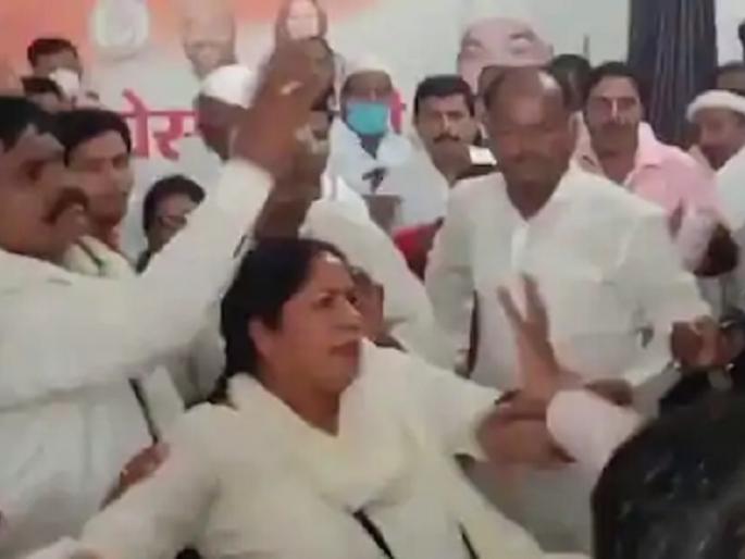 uttar pradesh deoria congress woman worker beaten up-for opposing ticket to rep accused leader | बलात्कारातील आरोपीला काँग्रेसची उमेदवारी, विरोध करणाऱ्या महिला नेत्याला कार्यकर्त्यांकडून मारहाण uttar pradesh deoria congress woman worker beaten up-for opposing ticket to rep accused leader | बलात्कारातील आरोपीला काँग्रेसची उमेदवारी, विरोध करणाऱ्या महिला नेत्याला कार्यकर्त्यांकडून मारहाण
