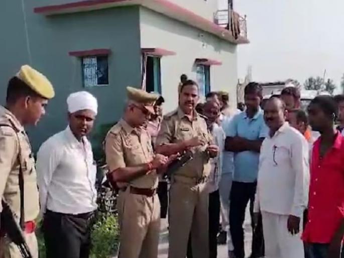 deoria shocking eve teasing video 4 men to 2 minor girls | संतापजनक! "पप्पा वाचवा..." ओरडत पळाल्या मुली; शाळेतून परतताना तरुणांनी काढली छेड deoria shocking eve teasing video 4 men to 2 minor girls | संतापजनक! "पप्पा वाचवा..." ओरडत पळाल्या मुली; शाळेतून परतताना तरुणांनी काढली छेड