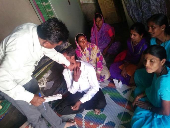Health squad has been went to Depul in washim district; Remedies for treating skin disorders, vaccination of dogs! | वाशिम : देपूळ येथे आरोग्य पथक दाखल; त्वचाविकार ग्रस्तांवर केले उपचार, श्र्वानांचेही लसीकरण!