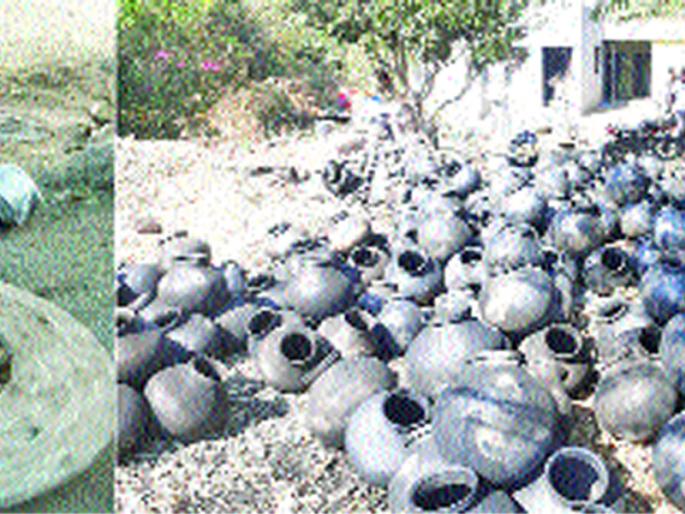 Madad's potteries started in the settlement | मेडदच्या कुंभार वस्तीत सुरू झाली माठ बनविण्याची लगबग Madad's potteries started in the settlement | मेडदच्या कुंभार वस्तीत सुरू झाली माठ बनविण्याची लगबग