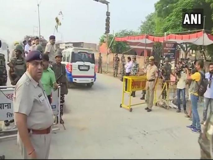 Bomb Squad, JCB, entered Ram Rahim Dera's true bargain | बॉम्ब स्क्वॉड, जेसीबी घेऊन राम रहीमच्या डेरा सच्चा सौदामध्ये घुसले जवान Bomb Squad, JCB, entered Ram Rahim Dera's true bargain | बॉम्ब स्क्वॉड, जेसीबी घेऊन राम रहीमच्या डेरा सच्चा सौदामध्ये घुसले जवान