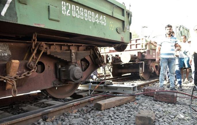 Traffic jammed for two hours, falling off the train | मालगाडी बंद पडून वाहतूक दोन तास ठप्प Traffic jammed for two hours, falling off the train | मालगाडी बंद पडून वाहतूक दोन तास ठप्प