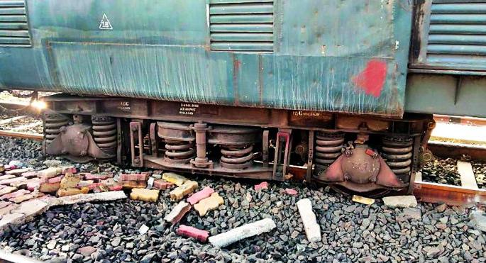 In Itwari the Millennium Parcel express derailed | इतवारीत मिलेनियम पार्सल एक्स्प्रेस रुळावरून घसरली
