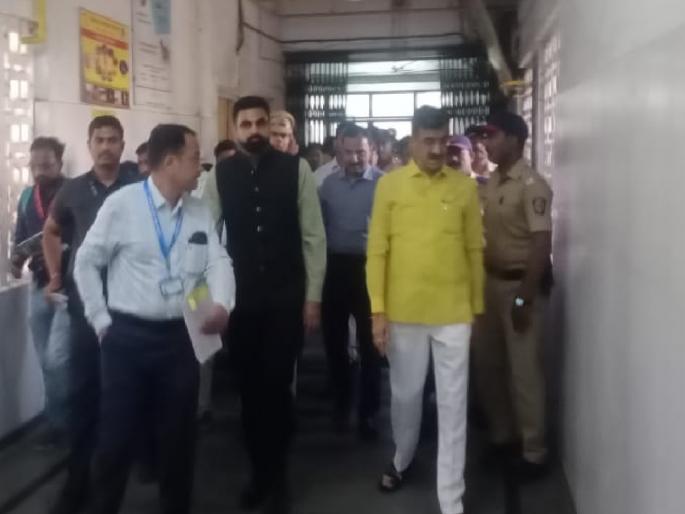 Guardian Minister Desai visited the Satara District Government Hospital and inquired about the incident in Nanded | कागदी घोडे नाचवू नका; औषधे संपणार कधी माहिती ठेवा; पालकमंत्री शंभूराज देसाईंनी अधिकाऱ्यांना सुनावले खडे बोल Guardian Minister Desai visited the Satara District Government Hospital and inquired about the incident in Nanded | कागदी घोडे नाचवू नका; औषधे संपणार कधी माहिती ठेवा; पालकमंत्री शंभूराज देसाईंनी अधिकाऱ्यांना सुनावले खडे बोल