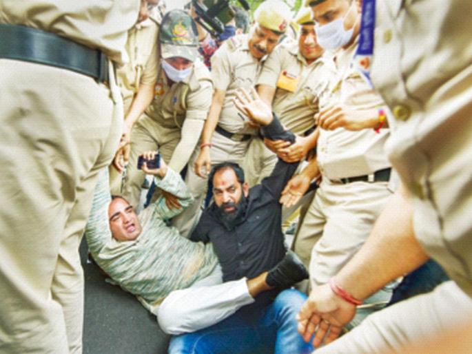 adjournment of bulldozer operation in Jahangirpuri; Serious note that action continues even after order Supreme Court | जहाॅंगीरपुरीतील बुलडोझर कारवाईला स्थगिती कायम; आदेशानंतरही कारवाई सुरू ठेवल्याची गंभीर दखल : सर्वोच्च न्यायालय adjournment of bulldozer operation in Jahangirpuri; Serious note that action continues even after order Supreme Court | जहाॅंगीरपुरीतील बुलडोझर कारवाईला स्थगिती कायम; आदेशानंतरही कारवाई सुरू ठेवल्याची गंभीर दखल : सर्वोच्च न्यायालय