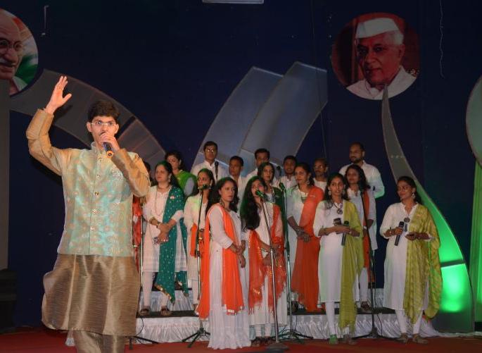 Nagpur city dwellers in color of patriotism | देशभक्तीच्या रंगात रंगले नागपूर शहरवासी Nagpur city dwellers in color of patriotism | देशभक्तीच्या रंगात रंगले नागपूर शहरवासी