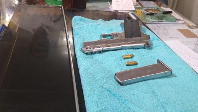 Clash between two youths; Arrest one with Deshi pistol and lively cartridges | प्रेम प्रकरणातून दोन युवकांमध्ये वाद; देशी कट्टा व जीवंत काडतुसासह एकास अटक