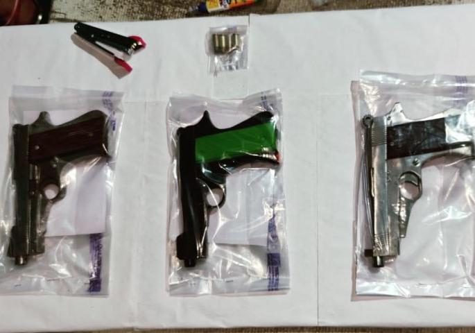 In Khamgaon, three indeginious pistols and four live cartridges were seized | खामगावात तीन देशीकट्टे, चार जीवंत काडतुसे पकडली In Khamgaon, three indeginious pistols and four live cartridges were seized | खामगावात तीन देशीकट्टे, चार जीवंत काडतुसे पकडली