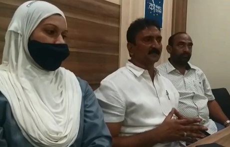 Dhananjay Mahadik sold the carpets in the parking lot | धनंजय महाडिकांनी पार्किंगमध्ये गाळे पाडून विकले Dhananjay Mahadik sold the carpets in the parking lot | धनंजय महाडिकांनी पार्किंगमध्ये गाळे पाडून विकले