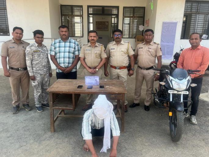 The three on the bike were intercepted; pistul got in the pocket! | दुचाकीवरील तिघांना अडवले; खिशात निघाला देसी कट्टा! The three on the bike were intercepted; pistul got in the pocket! | दुचाकीवरील तिघांना अडवले; खिशात निघाला देसी कट्टा!