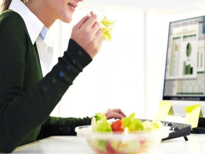 eating lunch at your desk is bad idea | ऑफिसमध्ये डेस्कवर बसून जेवताय? या समस्यांचा करावा लागू शकतो सामना! eating lunch at your desk is bad idea | ऑफिसमध्ये डेस्कवर बसून जेवताय? या समस्यांचा करावा लागू शकतो सामना!