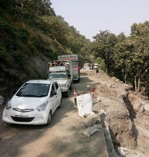Detention of traffic in Kannada ghats | कन्नड घाटात वाहतुकीचा खोळंबा, वाहनांच्या तीन किमी पर्यत रांगा