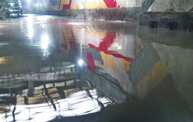 Gateway on the subway on the highway | महामार्गावरील भुयारी मार्ग गटारात Gateway on the subway on the highway | महामार्गावरील भुयारी मार्ग गटारात