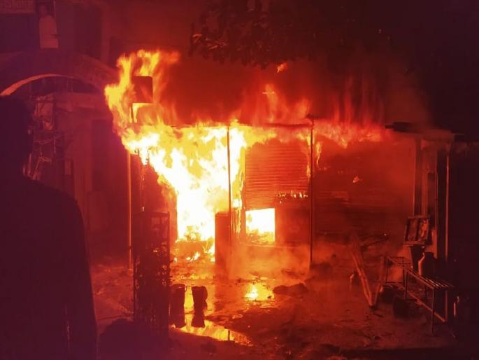 Fire breaks out in Ghonsa village, six shops burnt down, loss over 28 lakhs | घोन्सा गावात मध्यरात्री आगीचे तांडव, सहा दुकाने जळून खाक, लाखोंचे नुकसान Fire breaks out in Ghonsa village, six shops burnt down, loss over 28 lakhs | घोन्सा गावात मध्यरात्री आगीचे तांडव, सहा दुकाने जळून खाक, लाखोंचे नुकसान
