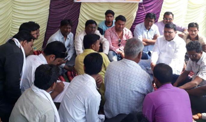 Deulgaon Raja: Fasting of Shiva Sangram to solve the problems in the graveyard | देऊळगांव राजा : कब्रस्थानातील समस्या मार्गी लावण्यासाठी शिवसंग्रामचे उपोषण Deulgaon Raja: Fasting of Shiva Sangram to solve the problems in the graveyard | देऊळगांव राजा : कब्रस्थानातील समस्या मार्गी लावण्यासाठी शिवसंग्रामचे उपोषण