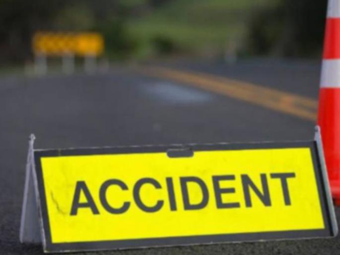 Two persons were killed on the spot in an accident | भरधाव ट्रकची दुचाकीला धडक, दोन जण जागीच ठार Two persons were killed on the spot in an accident | भरधाव ट्रकची दुचाकीला धडक, दोन जण जागीच ठार