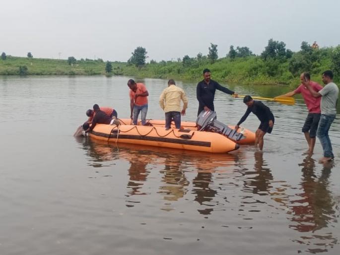 The dead body of the youth found in Khamgaon lake after 25 hours | खामगाव तलावात बिडालेला युवकाचा मुतदेह २५ तासांनी सापडला  The dead body of the youth found in Khamgaon lake after 25 hours | खामगाव तलावात बिडालेला युवकाचा मुतदेह २५ तासांनी सापडला