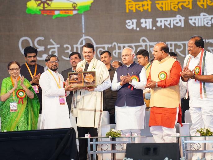 In Marathi literature meeting only the president of the meeting is obstructing | मराठी साहित्य संमेलनात संमेलनाध्यक्षांचीच अडवणूक; उपमुख्यमंत्र्यांच्या कार्यक्रमाची सूचनाच नव्हती! In Marathi literature meeting only the president of the meeting is obstructing | मराठी साहित्य संमेलनात संमेलनाध्यक्षांचीच अडवणूक; उपमुख्यमंत्र्यांच्या कार्यक्रमाची सूचनाच नव्हती!