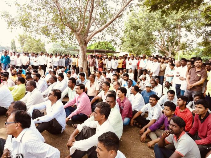 Four teams to investigate the Devani murder; Traders, citizens gathered in police station... | देवणी येथील खुनाच्या तपासासाठी चार पथके; पाेलिस ठाण्यात व्यापारी, नागरिकांचा ठिय्या... Four teams to investigate the Devani murder; Traders, citizens gathered in police station... | देवणी येथील खुनाच्या तपासासाठी चार पथके; पाेलिस ठाण्यात व्यापारी, नागरिकांचा ठिय्या...