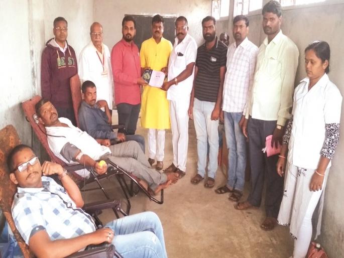 Unique agitation by donating blood for road repairs | रस्ता दुरुस्तीसाठी रक्तदान करुन अनोखे आंदोलन Unique agitation by donating blood for road repairs | रस्ता दुरुस्तीसाठी रक्तदान करुन अनोखे आंदोलन