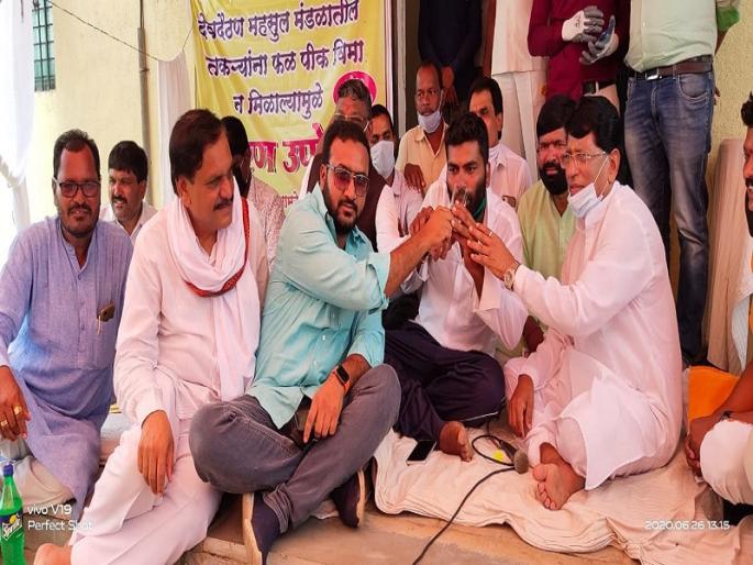Fruit insurance by insurance company; After the assurance, the fast was called off on the third day | विमा कंपनीने फळपिक विमा डावलला; आश्वासनानंतर तिस-या दिवशी उपोषण मागे Fruit insurance by insurance company; After the assurance, the fast was called off on the third day | विमा कंपनीने फळपिक विमा डावलला; आश्वासनानंतर तिस-या दिवशी उपोषण मागे
