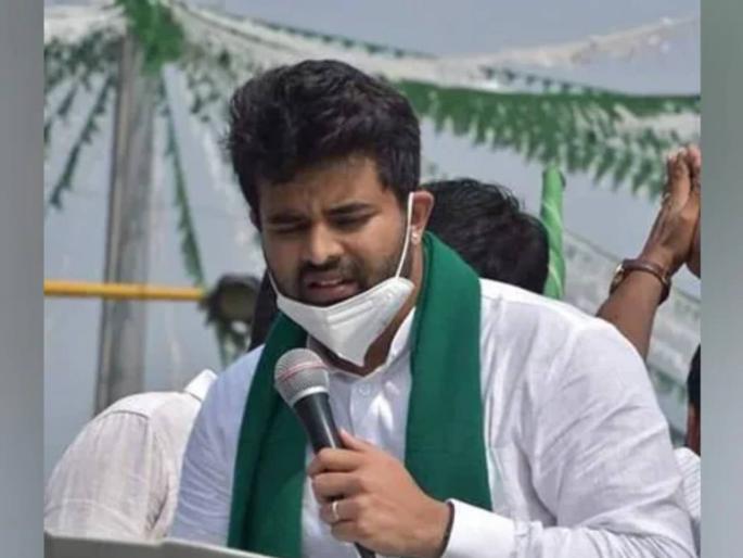 Sex scandal Prajwal's expulsion from the party Former Prime Minister Deve Gowda's family surrounded by allegations | सेक्स स्कँडल : प्रज्वलची पक्षातून हकालपट्टी; माजी पंतप्रधान देवेगौडांचे कुटुंब आरोपांनी घेरले Sex scandal Prajwal's expulsion from the party Former Prime Minister Deve Gowda's family surrounded by allegations | सेक्स स्कँडल : प्रज्वलची पक्षातून हकालपट्टी; माजी पंतप्रधान देवेगौडांचे कुटुंब आरोपांनी घेरले