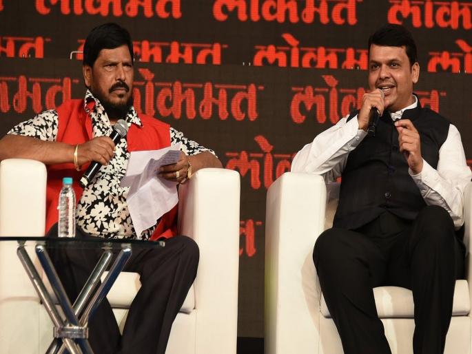 police complaint against cm devendra fadnavis and union minister ramdas athawale | 'त्या' विधानामुळे मुख्यमंत्री, आठवलेंविरोधात पोलीस तक्रार दाखल