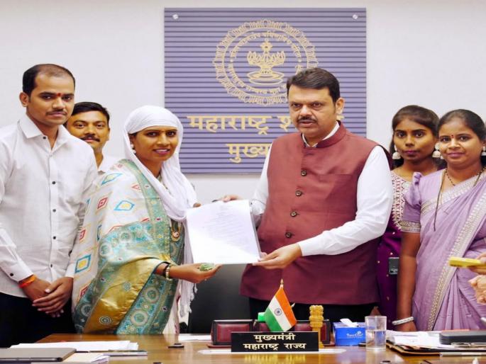 Justice for bravery, salute for sacrifice Chief Minister devendra fadnavis gift to the wife of 26/11 attack martyr Ambadas Pawar | 'शौर्याला न्याय, बलिदानाला सलाम..'२६/११ हल्ल्यातील शहीद अंबादास पवार यांच्या पत्नीला मुख्यमंत्र्यांचे गिफ्ट Justice for bravery, salute for sacrifice Chief Minister devendra fadnavis gift to the wife of 26/11 attack martyr Ambadas Pawar | 'शौर्याला न्याय, बलिदानाला सलाम..'२६/११ हल्ल्यातील शहीद अंबादास पवार यांच्या पत्नीला मुख्यमंत्र्यांचे गिफ्ट