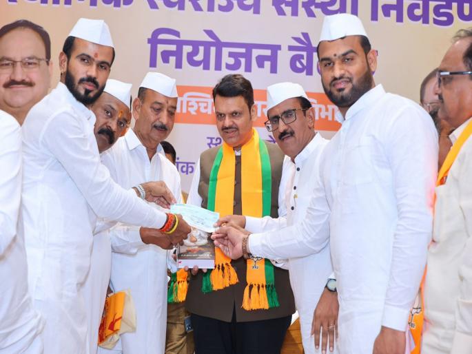 Shri Sant Tukaram Maharaj Sansthan hands over a cheque of Rs 11 lakh to the Chief Minister's Relief Fund | श्री संत तुकाराम महाराज संस्थानतर्फे तब्बल ११ लाखांचा धनादेश मुख्यमंत्री सहायता निधीस सुपूर्द