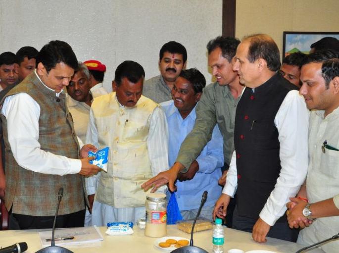 Washim: A gift of 'milk and milk' products from Bhhamdevi! | वाशिम : मुख्यमंत्र्यांना भामदेवी येथील ‘वर्हाड’ दुध प्रकल्पातील पदार्थांची भेट! Washim: A gift of 'milk and milk' products from Bhhamdevi! | वाशिम : मुख्यमंत्र्यांना भामदेवी येथील ‘वर्हाड’ दुध प्रकल्पातील पदार्थांची भेट!