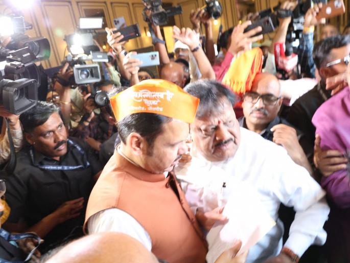 Nashik: Shiv Sena's UBT sword sheathed, warning CM to show black flags | Nashik: मुख्यमंत्र्यांना काळे झेंडे दाखवण्याचा इशारा देणाऱ्या उद्धव सेनेची तलवार म्यान Nashik: Shiv Sena's UBT sword sheathed, warning CM to show black flags | Nashik: मुख्यमंत्र्यांना काळे झेंडे दाखवण्याचा इशारा देणाऱ्या उद्धव सेनेची तलवार म्यान