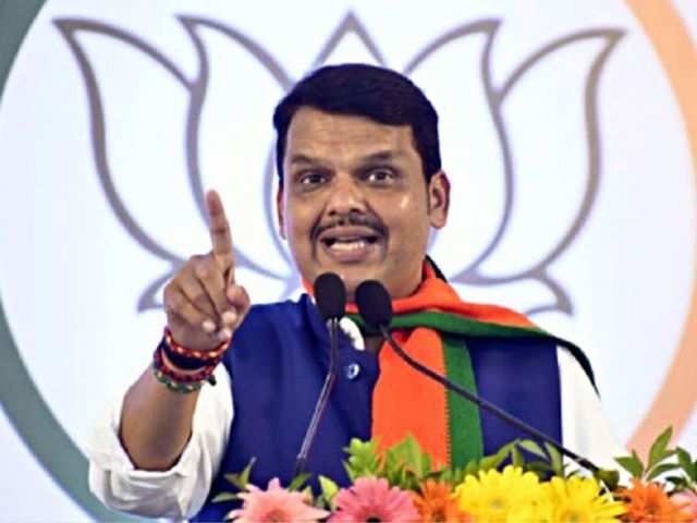 Neither Bapat, nor Chandrakant Patil, Devendra Fadnavis lead in the Pune | ना बापट, ना चंद्रकांत पाटील यांच्याकडे भाजपची जबाबदारी; पुण्यात आता देवेंद्र फडणवीसच 'कारभारी'