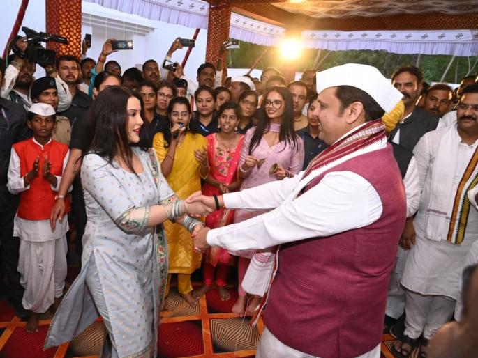 Chief Minister Devendra Fadnavis and Amruta Fadnavis held a fugadi to the tune of 'Gyanoba Mauli Tukaram' | 'ज्ञानोबा माऊली तुकाराम'च्या गजरात मुख्यमंत्री देवेंद्र फडणवीस अन् अमृता फडणवीस यांनी धरला फुगडीचा फेर 