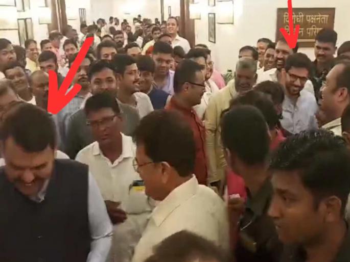 Maharashtra Assembly monsoon Session Devendra Fadnavis and Aditya Thackeray meet in Vidhan Bhavan lobby | "मी लिफ्टमधून चाललोय"; विधानभवनात देवेंद्र फडणवीस-आदित्य ठाकरेंची भेटीत मिश्किल संवाद Maharashtra Assembly monsoon Session Devendra Fadnavis and Aditya Thackeray meet in Vidhan Bhavan lobby | "मी लिफ्टमधून चाललोय"; विधानभवनात देवेंद्र फडणवीस-आदित्य ठाकरेंची भेटीत मिश्किल संवाद